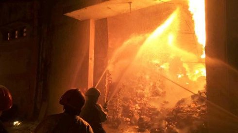 Toàn cảnh vụ cháy nhà kho kinh hoàng ở quận 4