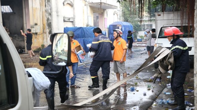 Sự lạc quan trong cơn bão lửa quận 4: 'Nhà bị đập còn hơn mất hết, sau này mình xây lại vậy'