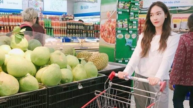 Jessica đã kịp ăn phở, bún chả và còn 'lạc trôi' trong siêu thị đáng yêu thế này!