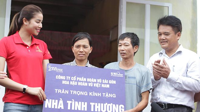 Hoa hậu Phạm Hương giản dị về Hải Phòng trao tặng nhà tình thương