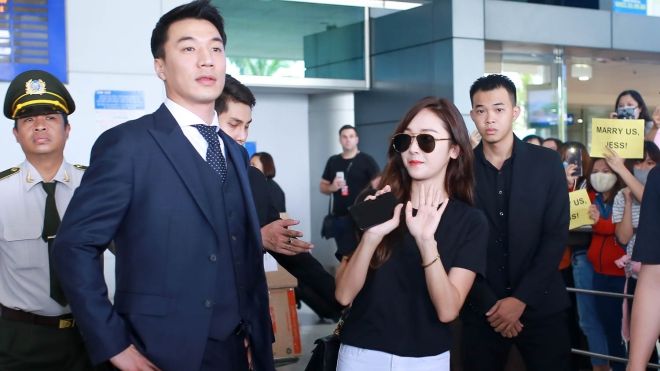 Mang loafer Gucci, diện túi Hermes Kelly trăm triệu, thời trang sân bay ai bì nổi Jessica Jung