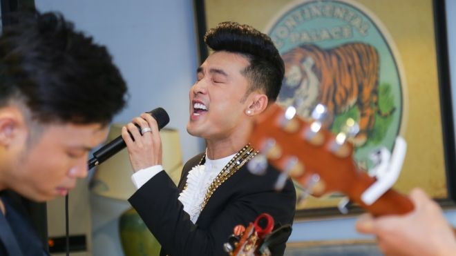 Ưng Hoàng Phúc bất ngờ hát 'Người ta nói' phiên bản Acoustic trong họp báo album