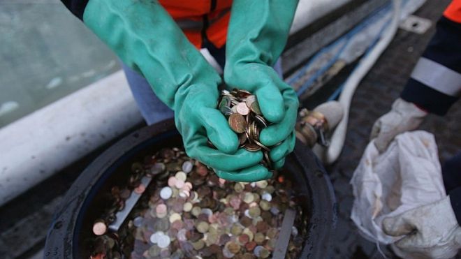 1,5 triệu USD tiền xu ở đài phun nước Trevi đi đâu?