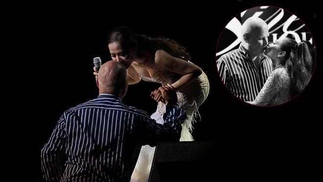 Khoảnh khắc đẹp: Ông xã rời ghế khán giả giúp Thu Minh kéo váy trong Liveshow