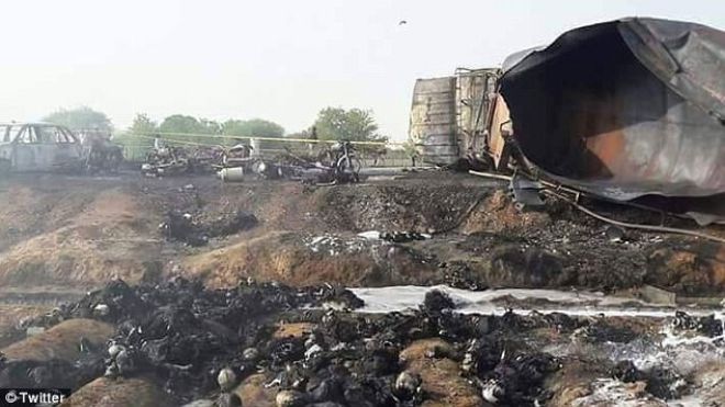 Bất chấp nguy hiểm lao ra 'hôi' dầu từ chiếc xe chở dầu bị lật, ít nhất 123 người chết