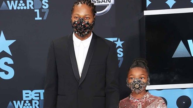 Chơi trội hết nấc, rapper Future cùng con gái đeo mặt nạ kim cương lên thảm đỏ Bet Awards 2017
