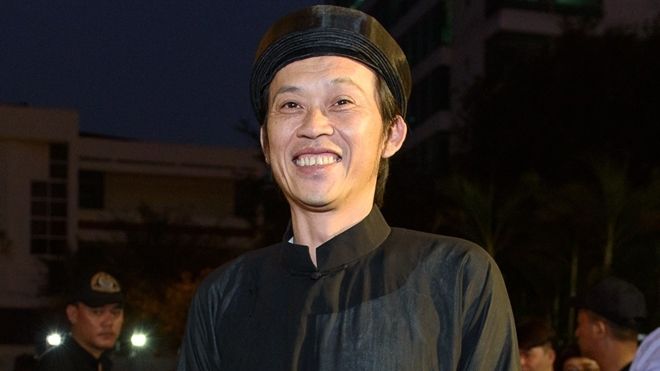 Bị ném đồ lên sân khấu, đây là cách hành xử văn minh của nam danh hài Hoài Linh!