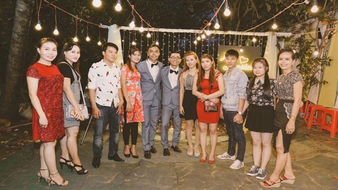 Đám cưới hạnh phúc của cặp đồng tính được gia đình ủng hộ hết mình