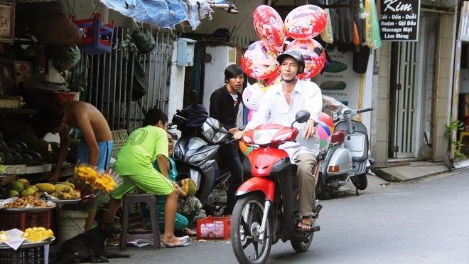 Vụ người cha bán hết đồ đạc để tìm hai con mất tích: Hai bé theo cha mẹ nuôi mới quen về nhà trọ