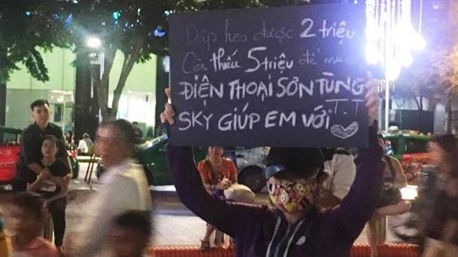 Muốn mua điện thoại Sơn Tùng quảng cáo, teen girl ra phố đi bộ xin tiền 'Sky'