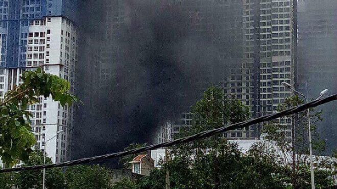 Cháy bất ngờ, khói mù mịt trong công trình Vinhome Central Park