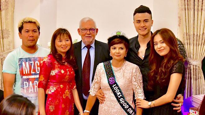 Vĩnh Thụy hạnh phúc giới thiệu Hoàng Thùy Linh trong tiệc sinh nhật mẹ