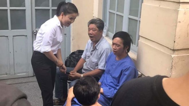 Hoài Linh xuất hiện giản dị tại tòa, ủng hộ tinh thần diễn viên Ngọc Trinh