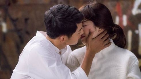 'Tình bể bình' trong 'Hậu duệ mặt trời' thế này, Song - Song không yêu mới lạ!