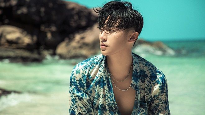 Rocker Nguyễn khoe body sexy ngoài bãi biển khiến fan 'mất vài lít máu'