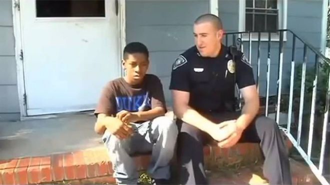 Cậu bé 13 tuổi gọi cho 911 nói muốn bỏ nhà, viên cảnh sát quyết định ghé thăm phòng em và phát hiện điều bất ngờ