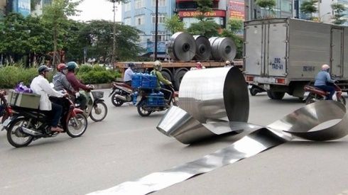 Hà Nội: Cuộn inox 5 tấn sắc lẹm bất ngờ rơi xuống đường khiến nhiều người kinh hãi