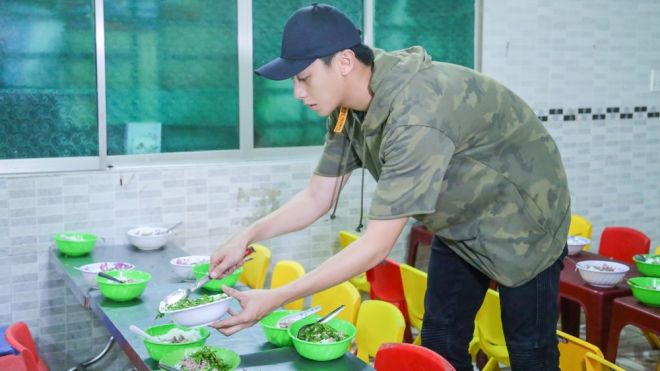 Rocker Nguyễn ‘lăn xả’ vào bếp, mướt mồ hôi nấu cơm cho 200 trẻ em mồ côi và khuyết tật