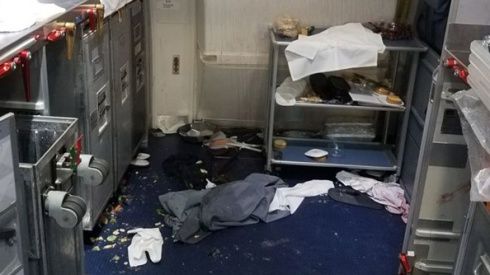 Tiếp viên hàng không đập chai rượu vang vào đầu hành khách hạng nhất