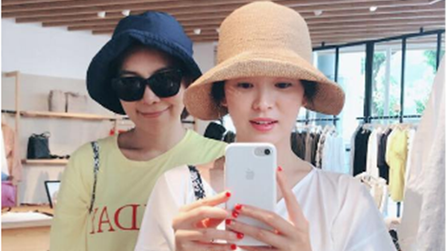 'Cô dâu tháng 10' Song Hye Kyo trẻ trung trong lần đầu lộ diện sau khi công khai tình cảm với Song Joong Ki