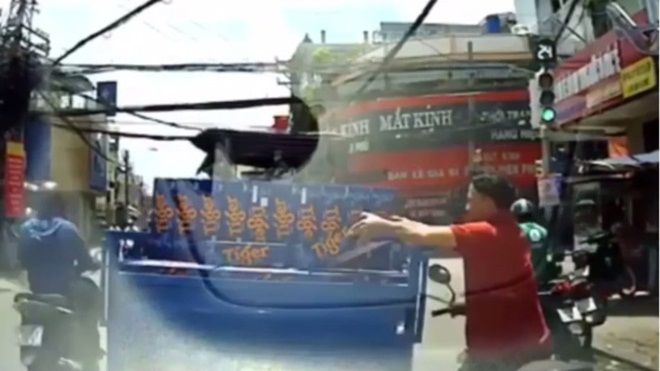 Dừng đèn đỏ, nam thanh niên tranh thủ lấy trộm thùng bia của xe bên cạnh rồi phóng đi