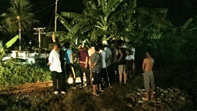 Thanh niên 9X bịt mắt đứng giữa đường ray cho tàu hỏa tông