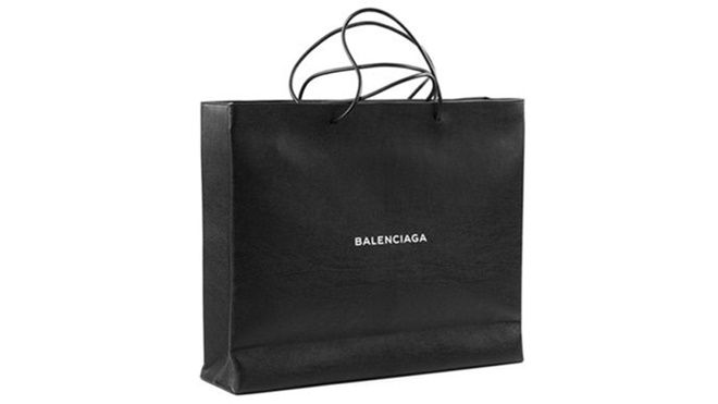 Balenciaga tung mẫu túi giống hệt túi giấy shopping phiên bản sang trọng nhưng… giá trên trời
