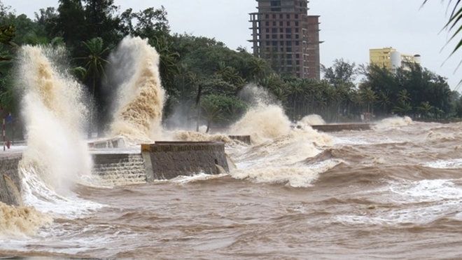 Dự báo thời tiết hôm nay (17/7): Bão số 2 đến nhanh, mạnh và bất ngờ, mưa như trút