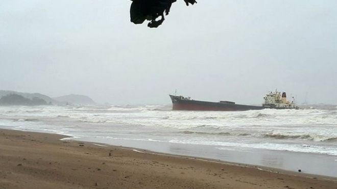 Chìm tàu chở than, tìm được 4 người, còn 9 người mất tích