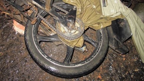 Hy hữu một người bị áo mưa siết cổ tử vong