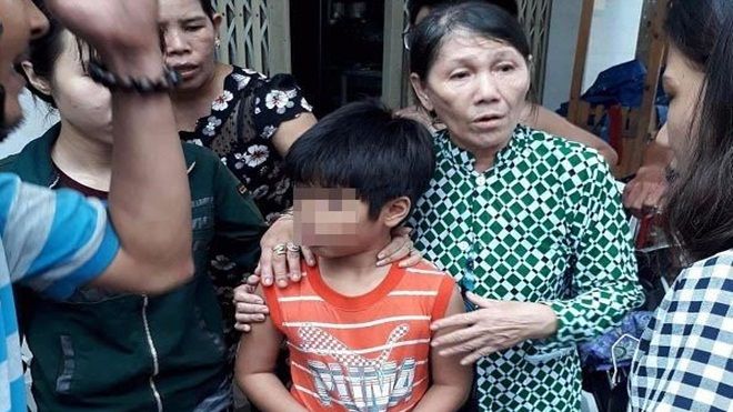 Bé 8 tuổi bị người lạ dụ chở đi để lấy điện thoại