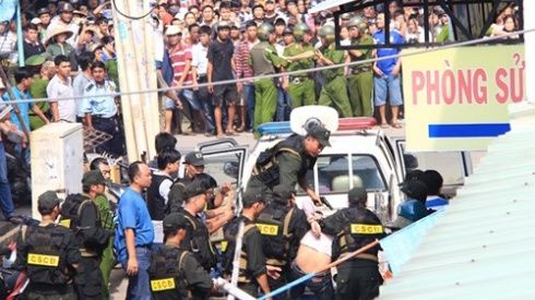 Nghẹt thở giải cứu người phụ nữ bị chồng khống chế hơn 14 giờ