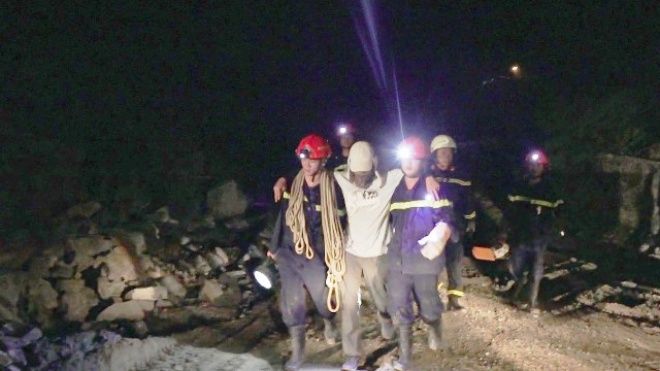 Cứu du khách Hà Nội chơi dù lượn bị kẹt trong rừng