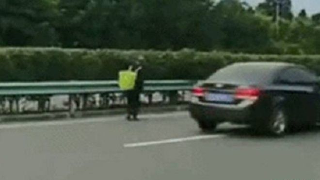 Ông đi bộ 60 km để mang trứng gà lên thành phố thăm cháu