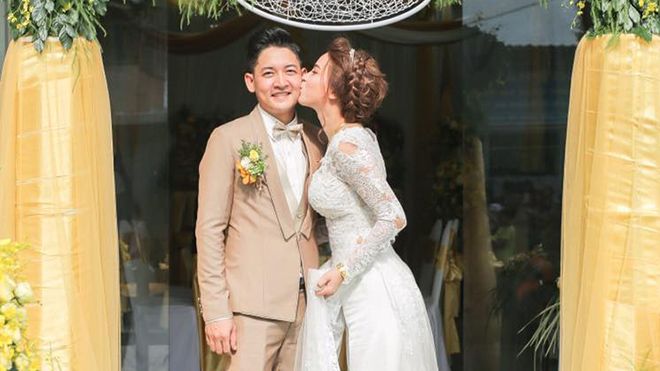 Cuối cùng Hải Băng chịu tiết lộ ảnh lên xe hoa với Thành Đạt nhân dịp kỷ niệm 1 năm đính hôn