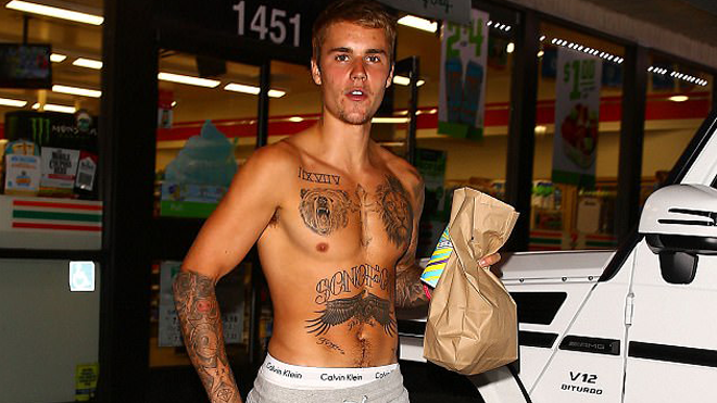 Justin Bieber bị lên án khi để lộ hình xăm trong trạng thái 'mình trần xác thịt'