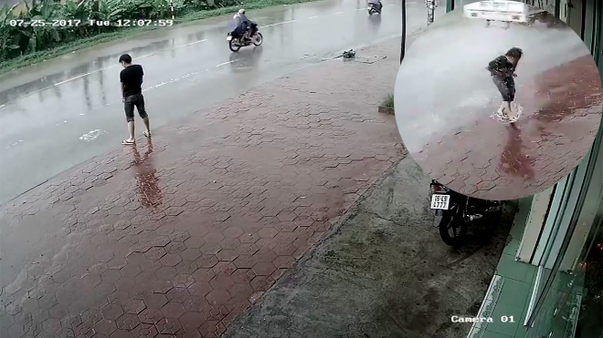 Clip: Nam thanh niên tè bậy ra đường, nhận ngay 'quả báo' trong 'một nốt nhạc'