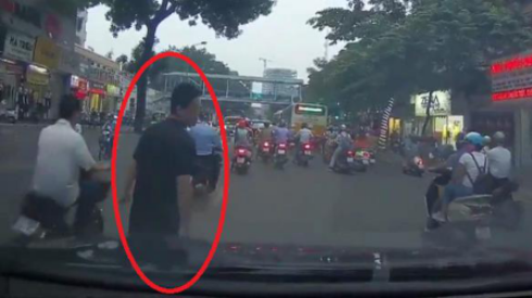 Tên 'ma cô' chuyên dàn cảnh va quệt, nhảy lên ô tô bắt vạ tài xế từng bị phạt tù vì hành vi tương tự