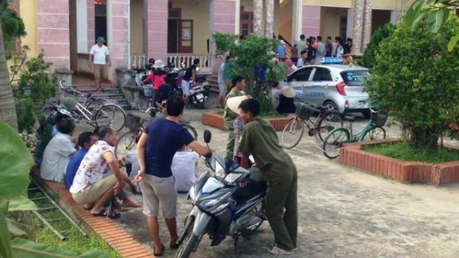 Thêm một vụ hiểu lầm bắt cóc 4 học sinh, hàng trăm người dân vây kín taxi bắt tài xế