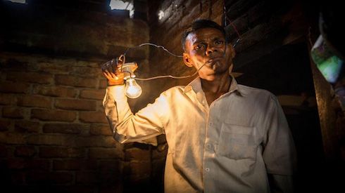 Bí ẩn người đàn ông không bao giờ bị giật điện; ăn điện như ăn đồ ăn mà cũng thấy no