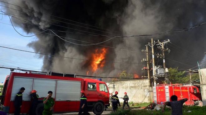 Chùm ảnh: Hàng trăm cảnh sát vất vả chữa cháy ở xưởng nhựa vùng ven Sài Gòn