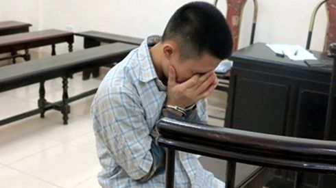 Hà Nội: Làm 'chuyện người lớn' với bé gái 13 tuổi rồi chiếm đoạt xe máy