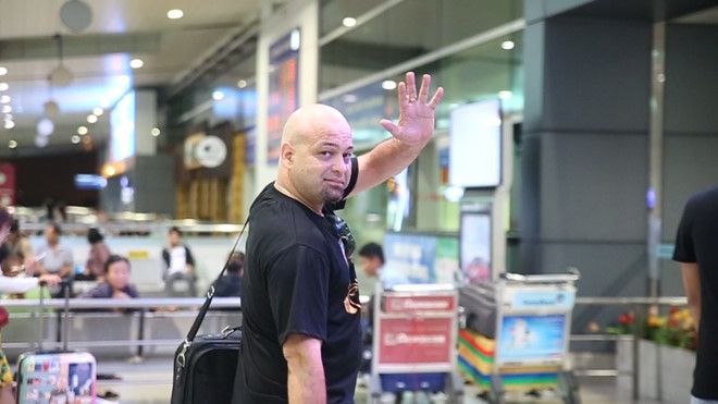 Flores về nước, khép lại gần 1 tháng ồn ào ở Việt Nam