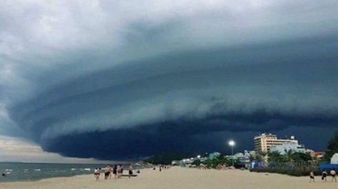 Bãi biển Sầm Sơn như bị 'nuốt chửng' bởi đám mây ‘mẹ của vòi rồng’