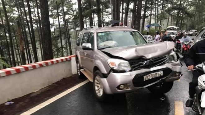 Đà Lạt: Tắc đường đèo Prenn vì 4 ô tô tông liên hoàn