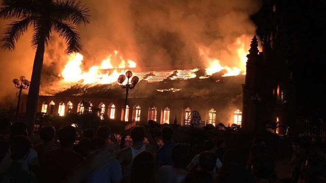 Clip: Người dân xót xa nhìn nhà thờ cổ 130 tuổi ở Trung Lao, Nam Định cháy dữ dội trong đêm