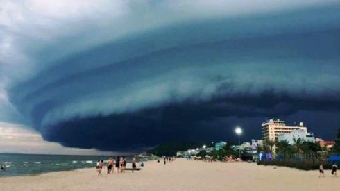 Nhà khoa học lên tiếng về đám mây đen kỳ lạ trên biển Sầm Sơn