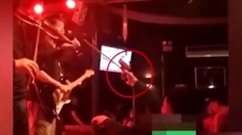 Sao Thái Lan bị sĩ quan quân đội đe dọa bằng súng vì từ chối bắt tay