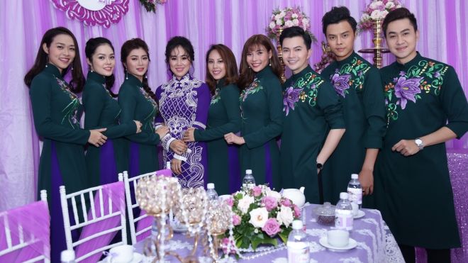 Dàn ‘trai xinh - gái đẹp’ tươi cười rạng rỡ bên Lê Phương trong lễ vu quy tại quê nhà