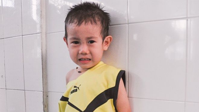 Bé trai 2 tuổi bị bỏ rơi: Hàng xóm xác nhận, gia đình sẽ được mời vào ngày mai